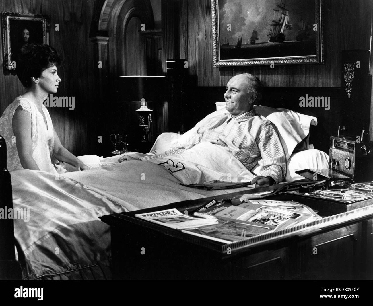 Gina Lollobrigida, Ralph Richardson, sur le plateau du film, 'femme de paille', United Artists, 1964 Banque D'Images