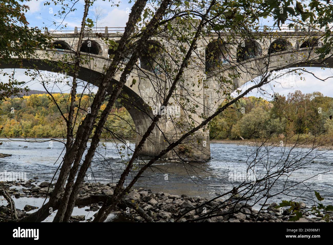 viaduc du fleuve delaware (pont ferroviaire abandonné à delaware water gap) traversant le nouveau maillot en pennsylvanie (structure ferroviaire en béton avec arches) l Banque D'Images