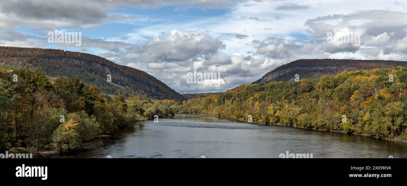 delaware vue de trou d'eau du viaduc (automne avec couleurs d'automne, arbres changeant) beau paysage Pennsylvanie et nouvelle frontière de jersey (rivière, ciel, tre Banque D'Images