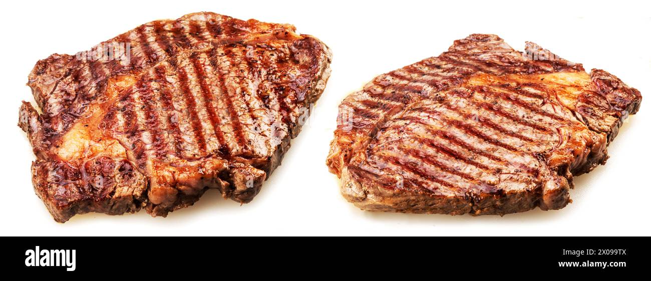 Délicieux steaks de ribeye grillés isolés sur fond blanc. Banque D'Images