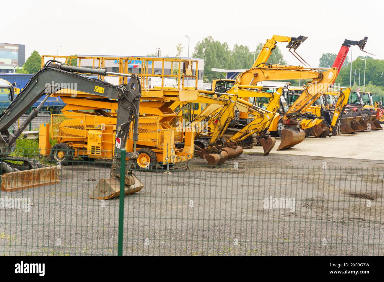 Cambrai, France - 21 mai 2023 : divers engins de chantier stationnés à proximité les uns des autres sur un chantier de construction. Banque D'Images