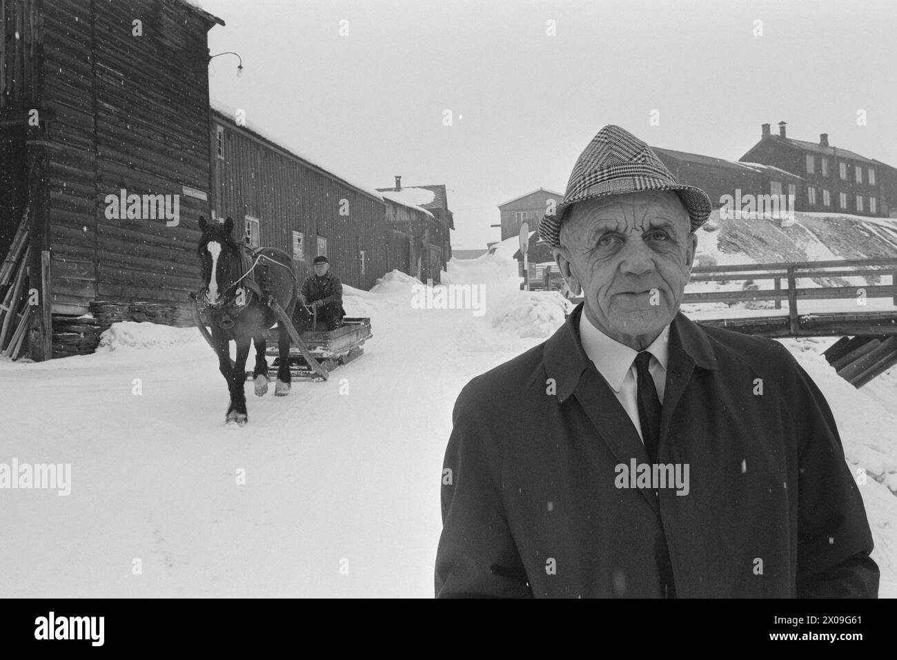 Aktuell 15 - 1 - 1974 : den gamle byen på viddaBevaringen av bergstaden Røros Med sin særegne karakter skal omsider inn i helt faste former. Riksantikvar og kommunale myndigheter er gått i gang for alvor. -Ordfører per Strickert Stammer fra tyske bergfolk, som i sin tid var selve grunnstammen av fagarbeiderne da kobberverket startet opp pour 330 år siden og trakk til seg folk fra hele Nord-Europa. Foto ; Sverre A. Børretzen / Aktuell / NTB ***FOTO IKKE BILDEBHANDLET*** ce texte a été traduit automatiquement! Banque D'Images
