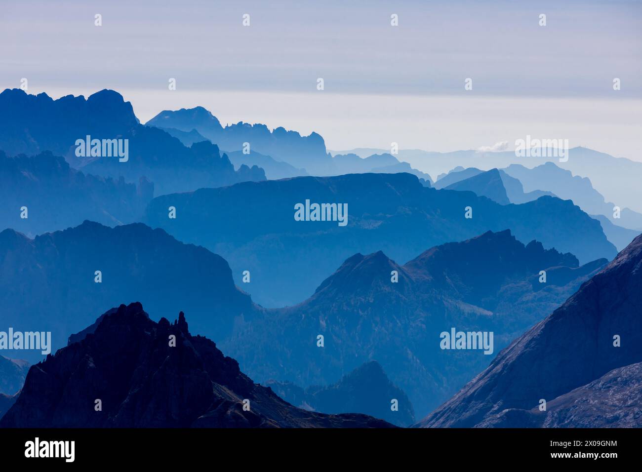 Dolomites sommets rocheux de SAS Pordoi et Piz Boe sommet dans les Alpes. Murs d'escalade de la chaîne de montagnes Dolomites beau paysage par une journée ensoleillée Banque D'Images