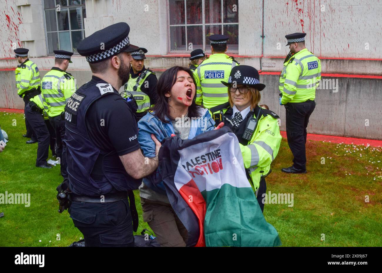 Londres, Royaume-Uni. 10 avril 2024. La police procède à des arrestations alors que les groupes activistes Palestine action et Youth exigent que de la peinture rouge soit pulvérisée sur le bâtiment du ministère de la Défense à Westminster. Les groupes demandent au gouvernement de cesser de vendre des armes à Israël. Crédit : Vuk Valcic/Alamy Live News Banque D'Images