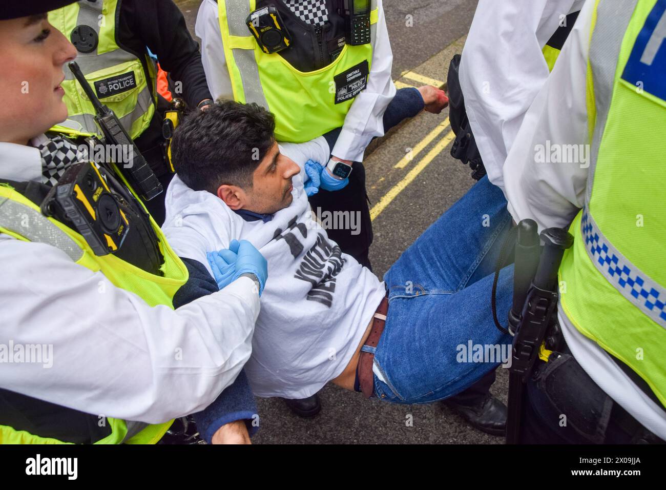 Londres, Royaume-Uni. 10 avril 2024. La police procède à des arrestations alors que les groupes activistes Palestine action et Youth exigent que de la peinture rouge soit pulvérisée sur le bâtiment du ministère de la Défense à Westminster. Les groupes demandent au gouvernement de cesser de vendre des armes à Israël. Crédit : Vuk Valcic/Alamy Live News Banque D'Images