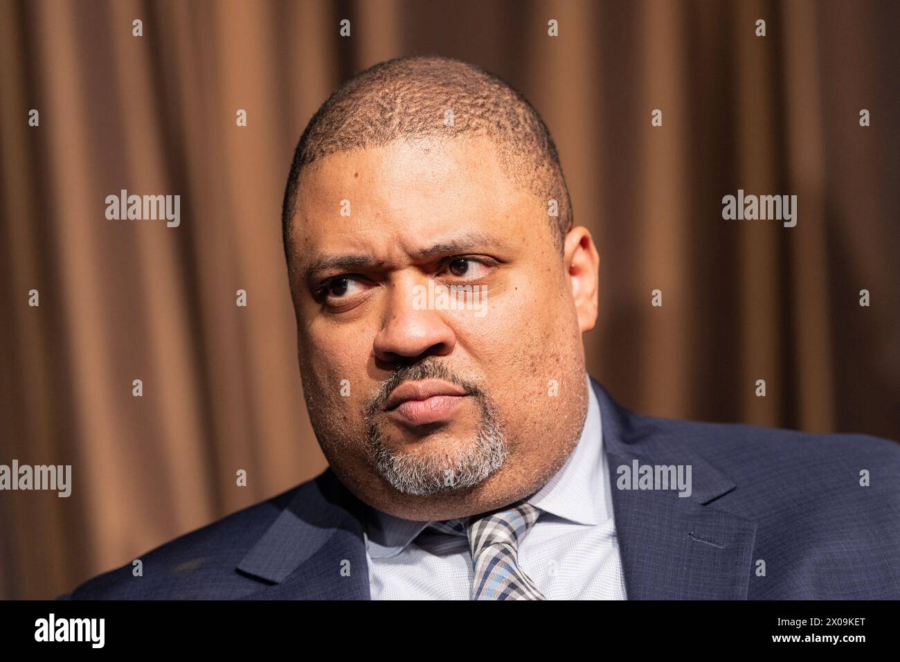 Le procureur de Manhattan Alvin Bragg en conversation avec Al Sharpton lors de la 1ère journée de la Convention nationale NAN au Sheraton New York Times Square le 10 avril 2024 Banque D'Images