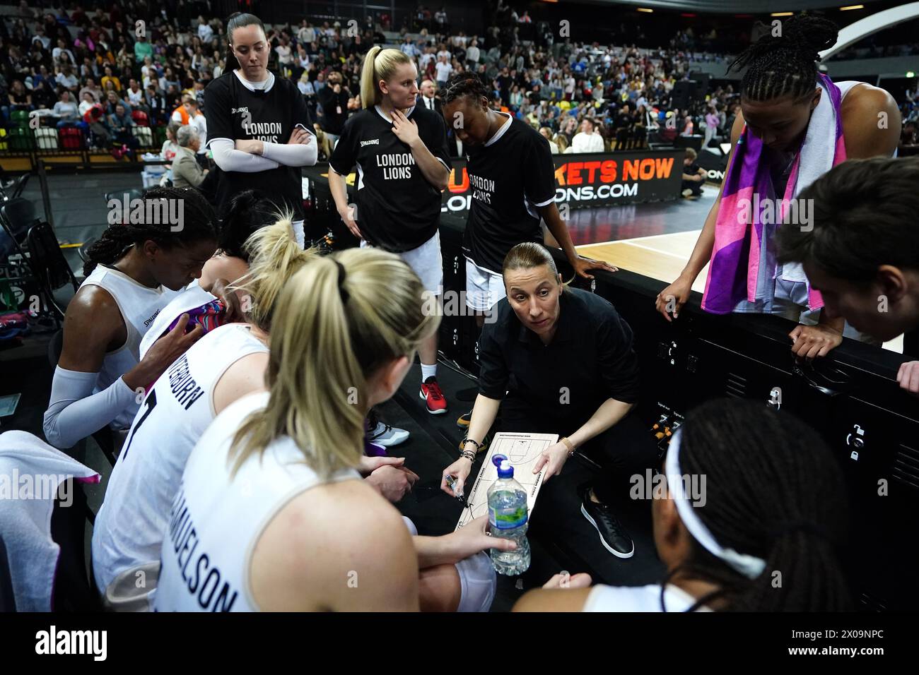 Styliani Kaltsidou, entraîneur des Lions de Londres, s'entretient avec les joueuses lors du match de deuxième manche de la finale féminine de l'EuroCup à la Copperbox Arena de Londres. Date de la photo : mercredi 10 avril 2024. Voir PA Story BASKETBALL London. Le crédit photo devrait se lire : Zac Goodwin/PA Wire. RESTRICTIONS : utilisation sujette à restrictions. Utilisation éditoriale uniquement, aucune utilisation commerciale sans le consentement préalable du titulaire des droits. Banque D'Images