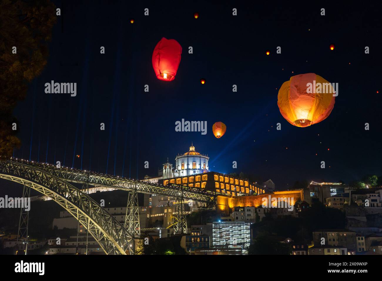 Festa de Sao Joao do Porto lanternes volantes à Porto Portugal à St John's Eve à côté de la rive du fleuve douro Ponte Luis et Miradouro da Serra do Pilar Banque D'Images