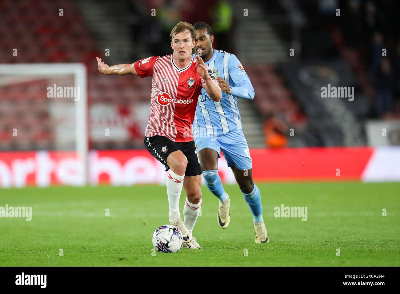 Southampton, Royaume-Uni. 09th Apr, 2024. Le défenseur de Southampton James Bree (14 ans) lors du match Southampton FC v Coventry City Sky Bet EFL Championship match au St.Mary's Stadium, Southampton, Angleterre, Royaume-Uni le 9 avril 2024 Credit : Every second Media/Alamy Live News Banque D'Images