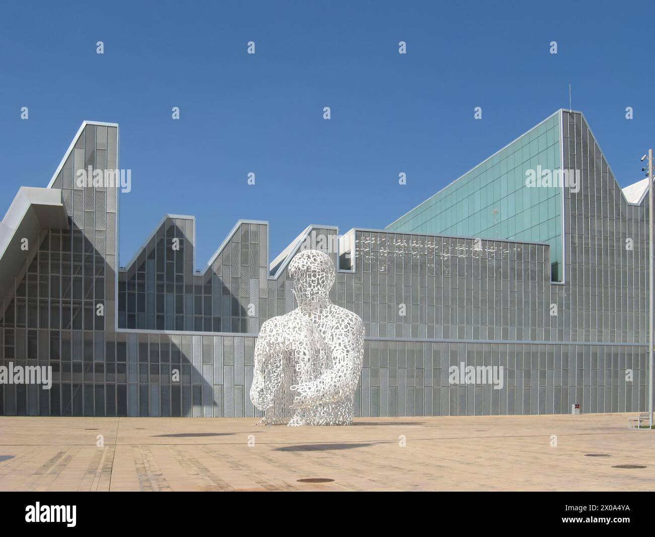 Saragosse, Espagne - 5 avril 2011 : sculpture de lettres en forme de figure humaine sur le fond du Centre de conférences. Zone de l'exposition internationale Banque D'Images