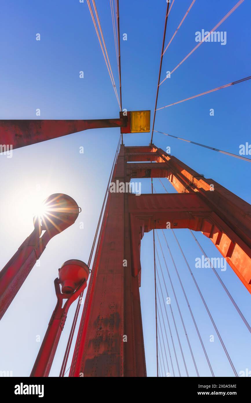 Vue spectaculaire vers le haut du Golden Gate Bridge contre un ciel bleu clair. Banque D'Images