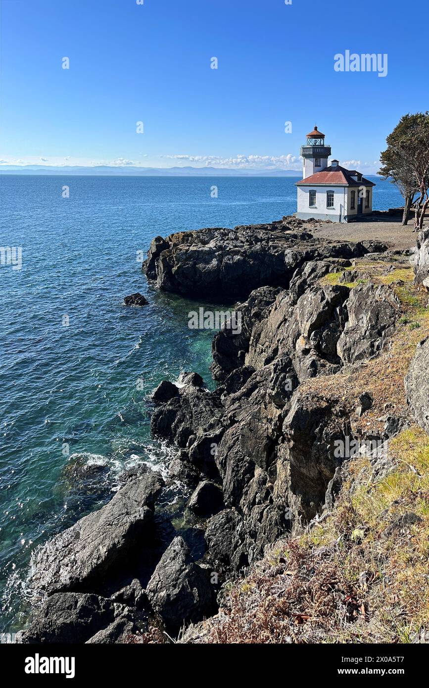 Parc national de lime Kiln point avec phare, situé sur une falaise rocheuse à l'extrémité ouest de l'île de San Juan Banque D'Images