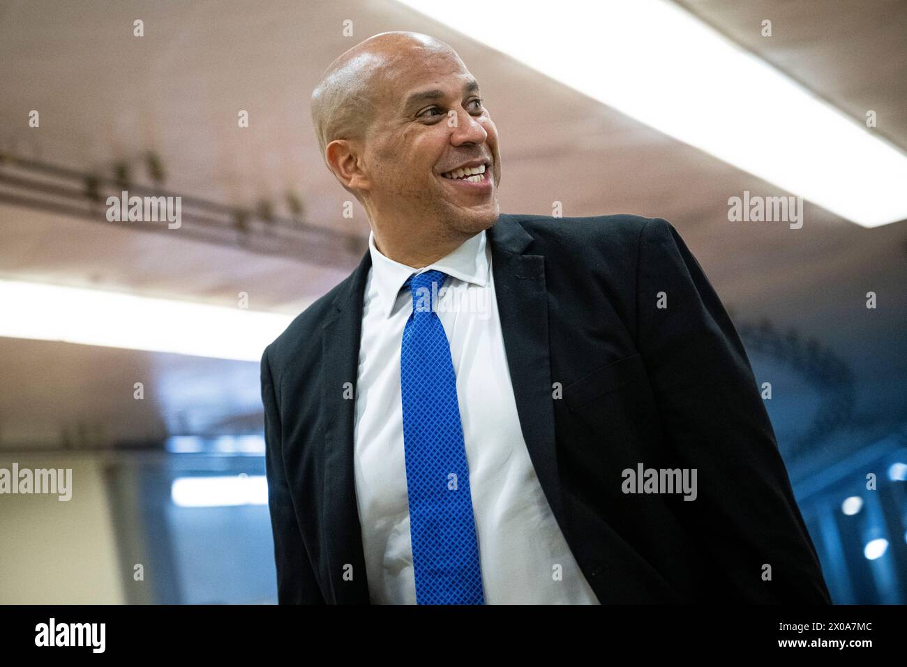 Washington, États-Unis. 10 avril 2024. Le sénateur Cory Booker (d-N.J.) traverse le Capitole des États-Unis, à Washington, DC, le mercredi 10 avril, 2024. (Graeme Sloan/Sipa USA) crédit : Sipa USA/Alamy Live News Banque D'Images
