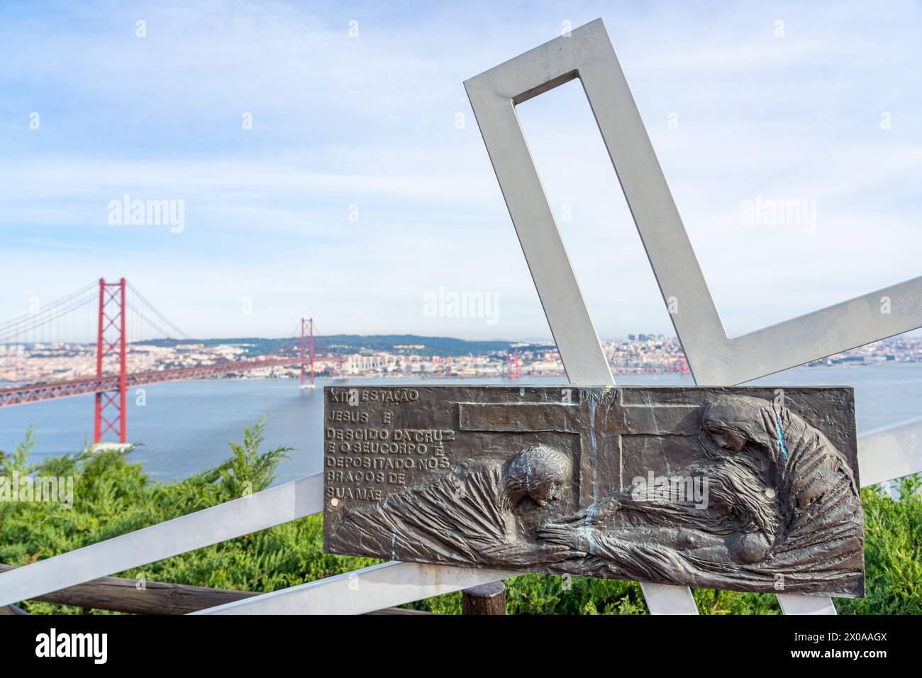 Représentation d'une figure religieuse au pied de la statue du Christ Roi à Almada-Portugal. Banque D'Images