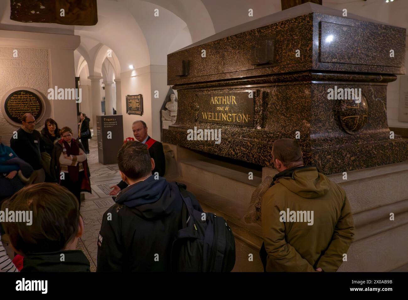Groupe et guide devant la tombe du duc de Wellington, crypte de la cathédrale St Paul, Londres, Angleterre, Royaume-Uni Banque D'Images