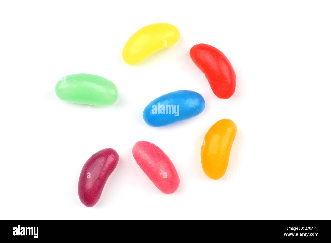 jelly beans colorés isolés sur fond blanc. Banque D'Images