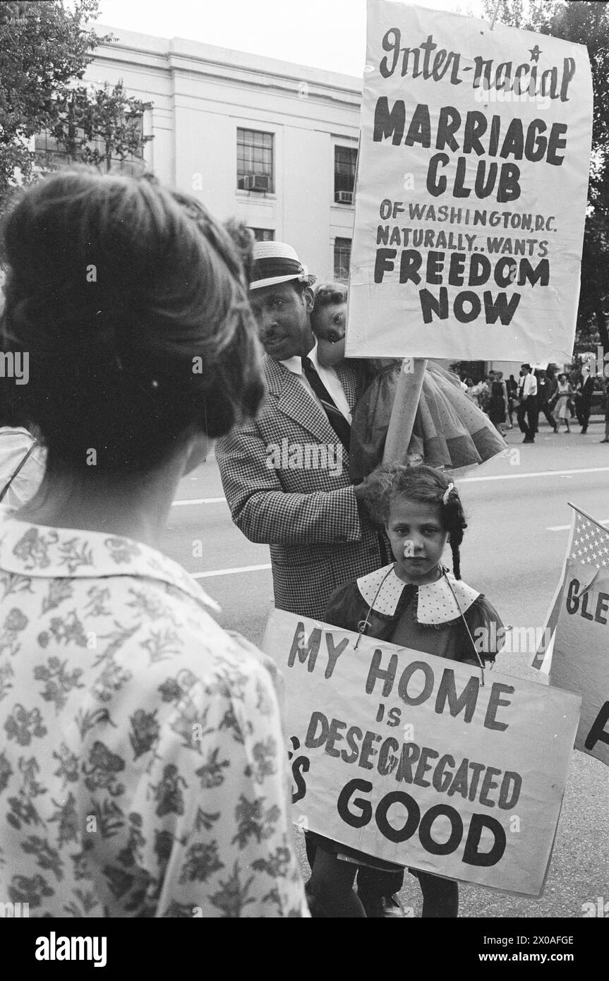 CLUB DU MARIAGE INTERRACIAL, 1963, les membres du Club du mariage interracial à Washington, DC sont montrés ici protestant contre les interdictions des unions interraciales et plaidant pour la déségrégation des foyers. (Photo par Records de l'Agence d'information des États-Unis) Banque D'Images