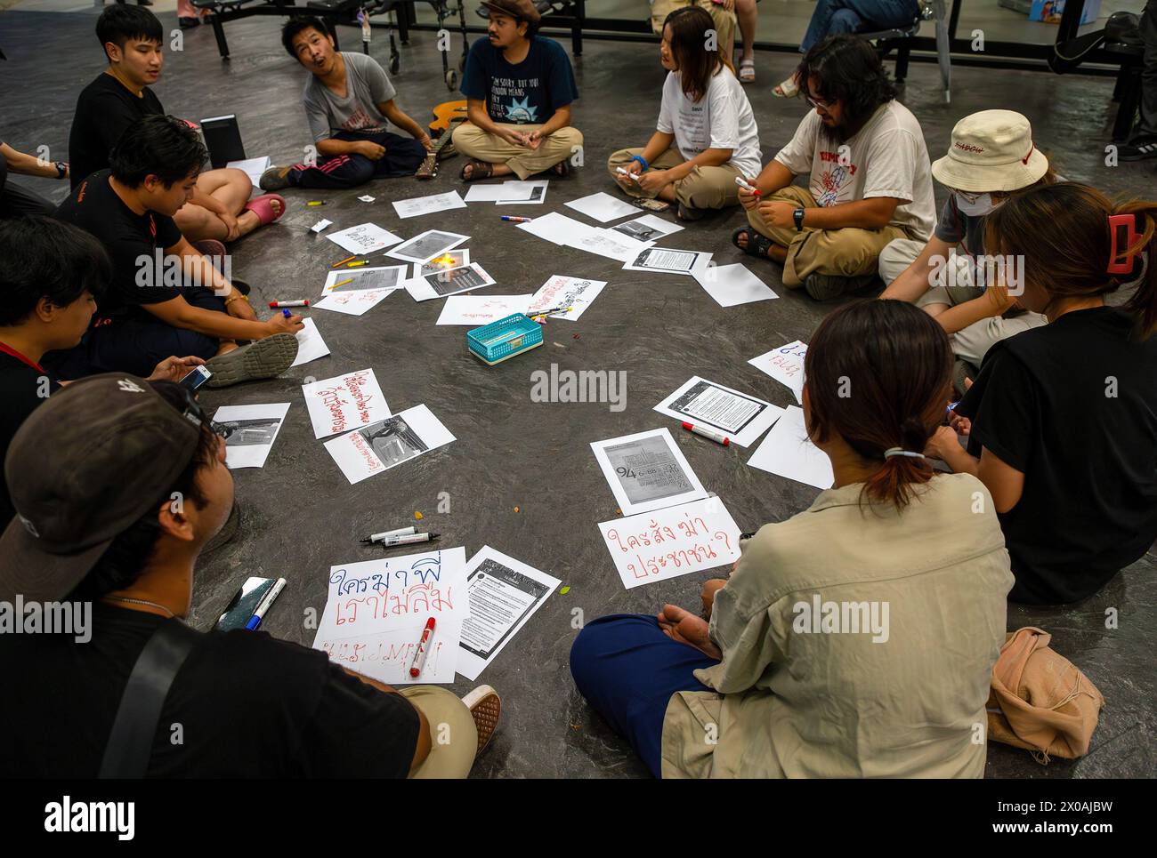 Chiang mai, Thaïlande. 10 avril 2024. Des militants thaïlandais prennent la parole lors de l’événement commémoratif du 14e anniversaire pour se souvenir de ceux qui sont morts de la dispersion du Front Uni pour la démocratie contre la dictature (UDD) ou des manifestations de chemises rouges le 10 avril 2010 à l’Université de Chiang mai. Le 10 avril, 2010 soldats sont entrés pour nettoyer la zone dans le cadre de leur rassemblement de rue marathon par une répression militaire meurtrière dans la capitale qui a tué 91 personnes et blessé des milliers d'autres. (Photo de Pongmanat Tasiri/SOPA images/Sipa USA) crédit : Sipa USA/Alamy Live News Banque D'Images