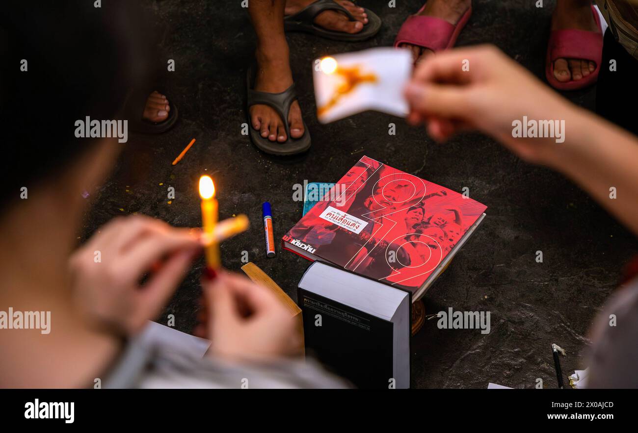 Chiang mai, Thaïlande. 10 avril 2024. Un livre des chemises rouges est vu lors de l'événement commémoratif du 14ème anniversaire pour commémorer ceux qui sont morts de la dispersion du Front Uni pour la démocratie contre la dictature (UDD) ou manifestations des chemises rouges le 10 avril 2010 à l'Université de Chiang mai. Le 10 avril, 2010 soldats sont entrés pour nettoyer la zone dans le cadre de leur rassemblement de rue marathon par une répression militaire meurtrière dans la capitale qui a tué 91 personnes et blessé des milliers d'autres. Crédit : SOPA images Limited/Alamy Live News Banque D'Images