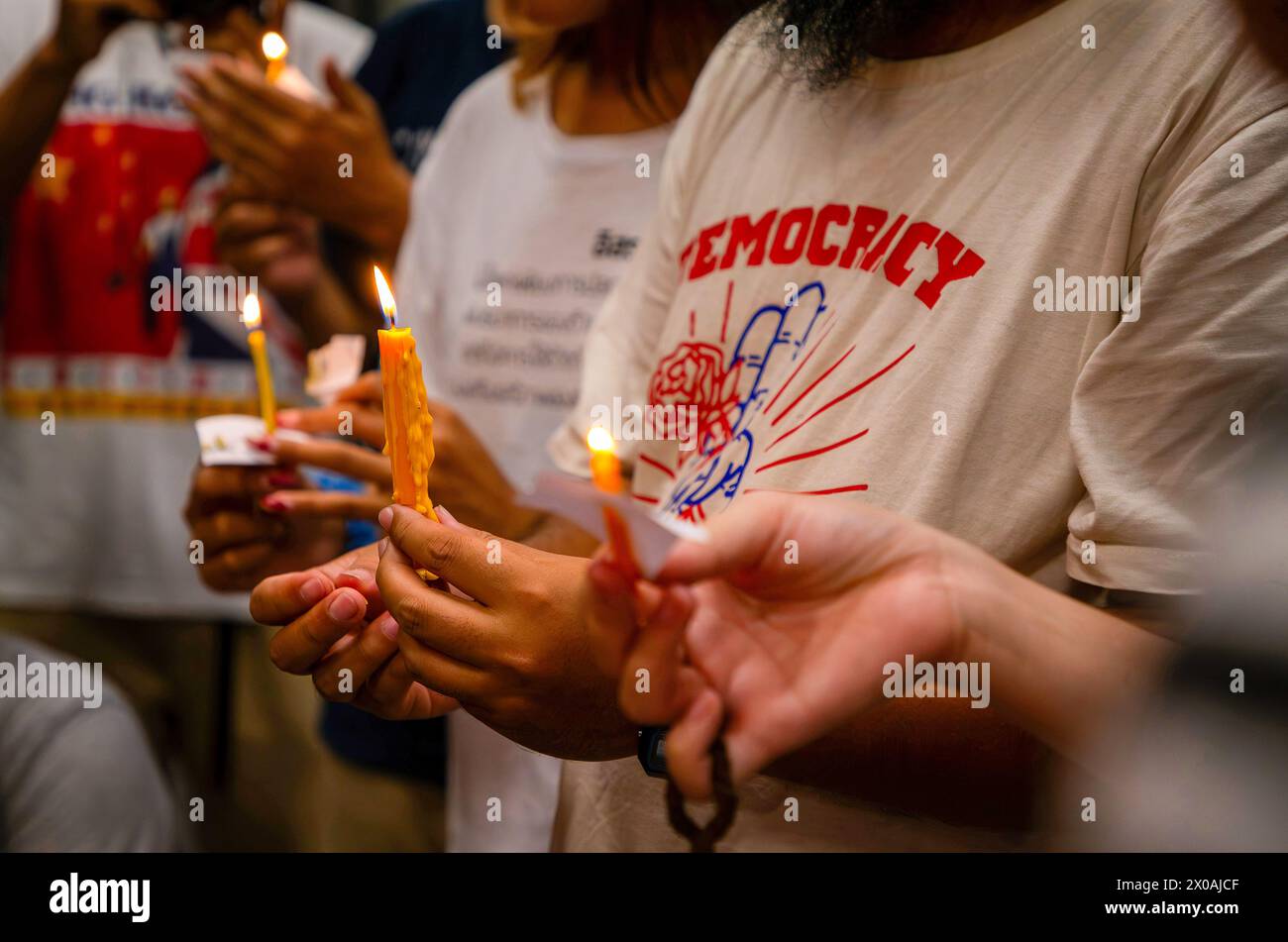 Chiang mai, Thaïlande. 10 avril 2024. Des militants thaïlandais allument des bougies lors de l’événement commémoratif du 14e anniversaire pour se souvenir de ceux qui sont morts de la dispersion du Front Uni pour la démocratie contre la dictature (UDD) ou des manifestations de chemises rouges le 10 avril 2010 à l’Université de Chiang mai. Le 10 avril, 2010 soldats sont entrés pour nettoyer la zone dans le cadre de leur rassemblement de rue marathon par une répression militaire meurtrière dans la capitale qui a tué 91 personnes et blessé des milliers d'autres. Crédit : SOPA images Limited/Alamy Live News Banque D'Images