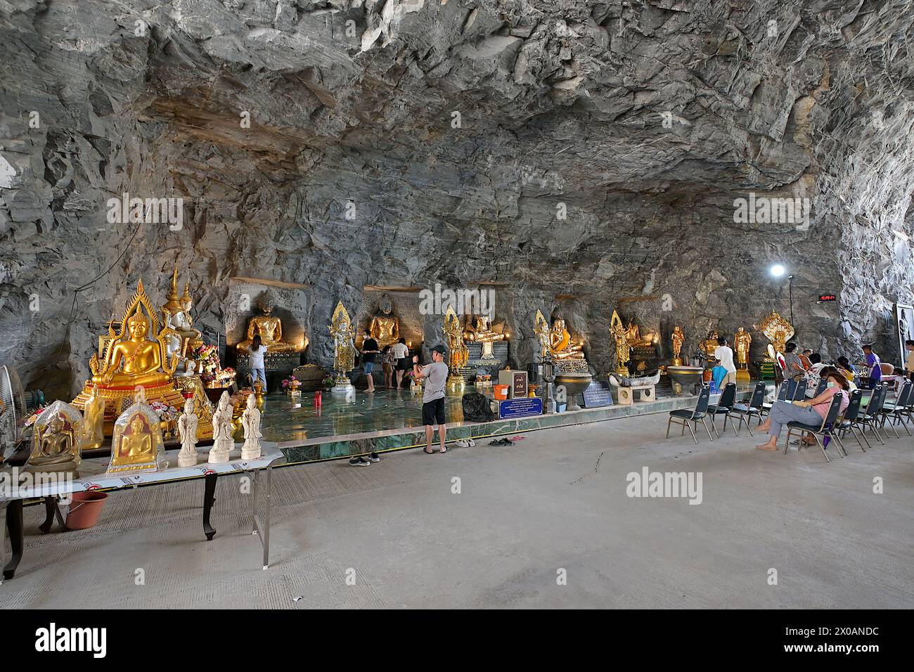 Images de Bouddha dans la salle de prière construite dans un tunnel derrière le Bouddha Luang Pho U Thong à la colline de Khao Tham Thiam, province de Suphanburi Banque D'Images