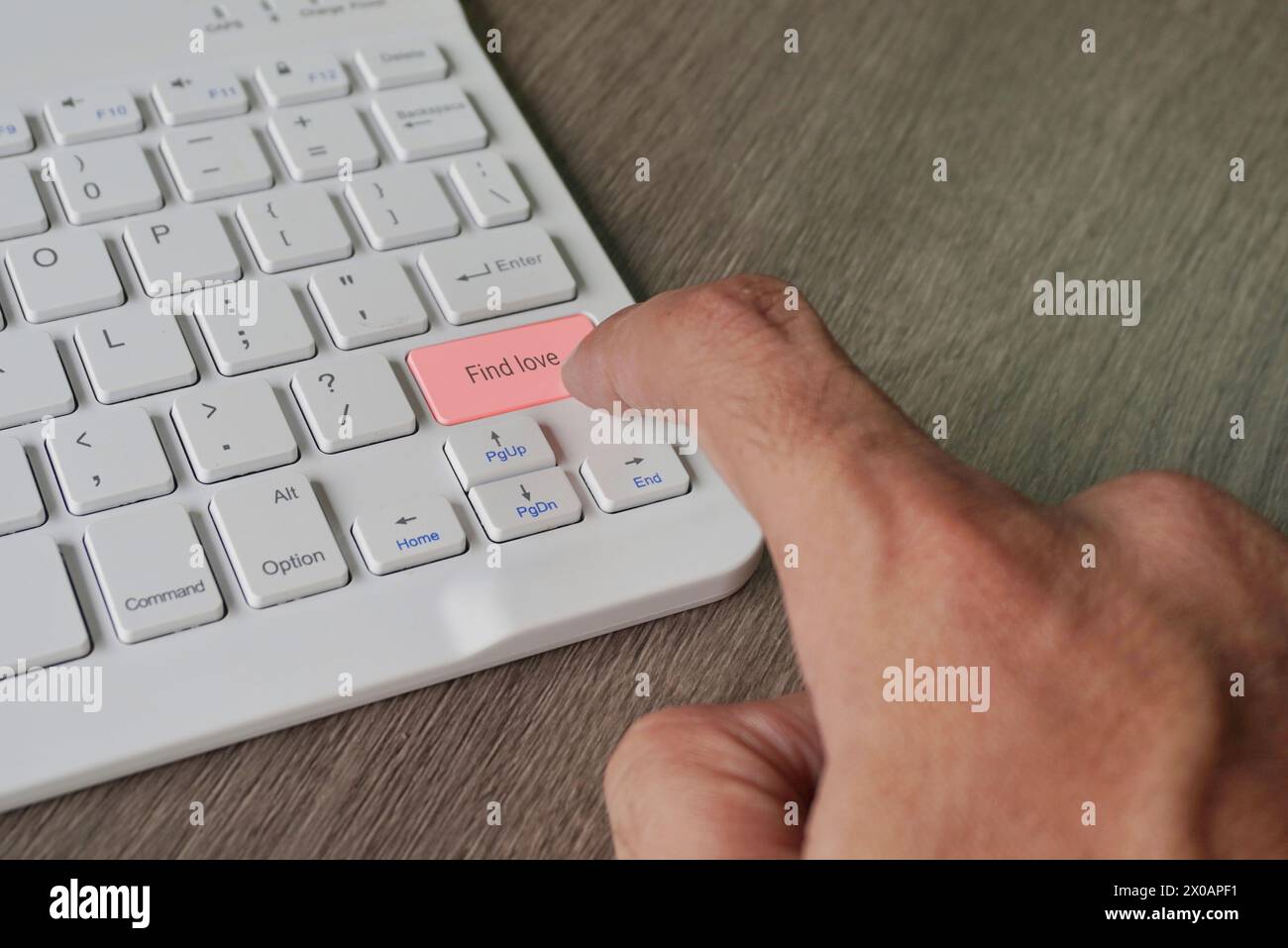 Doigt appuyant sur le clavier de l'ordinateur avec le texte TROUVER L'AMOUR. Concept de rencontres en ligne Banque D'Images