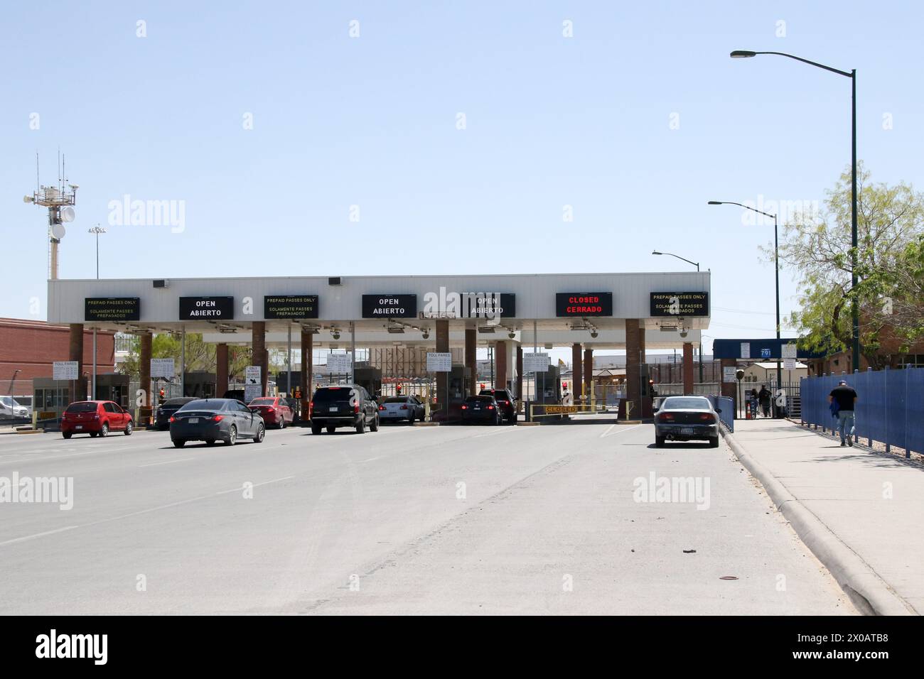 Le point d'entrée d'Ysleta des douanes et de la protection des frontières des États-Unis est l'un des six points de passage dans la région d'El Paso, vu ici à El Paso, Texas, le 10 avril 2024. Le Texas et le Mexique partagent 1 254 milles de frontière commune et sont également reliés par 28 postes frontaliers et ponts. (Photo par : Alexandra Buxbaum/Sipa USA) crédit : Sipa US/Alamy Live News Banque D'Images