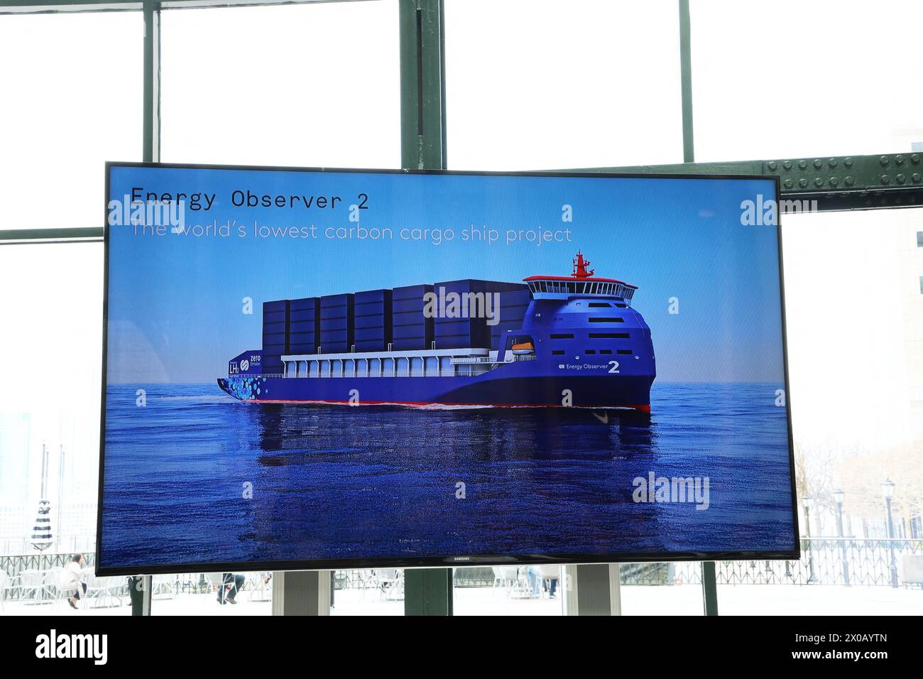 Energy observer nouveau projet avec un cargo lors de la conférence de presse au North Cove Yacht Harbor à New York City, NY, USA le 10 avril 2024. Energy observer est un projet tournant autour d'un navire expérimental et de son expédition, qui a pour but principal de trouver du concret, innovant, et des solutions réussies en faveur de la transition énergétique, le bateau est parti au printemps 2017 pour un tour du monde de 6 ans afin d’optimiser ses technologies et de mener une expédition qui servira des solutions durables pour la transition énergétique. Photo Charles Guerin/ABACAPRESS.COM Banque D'Images