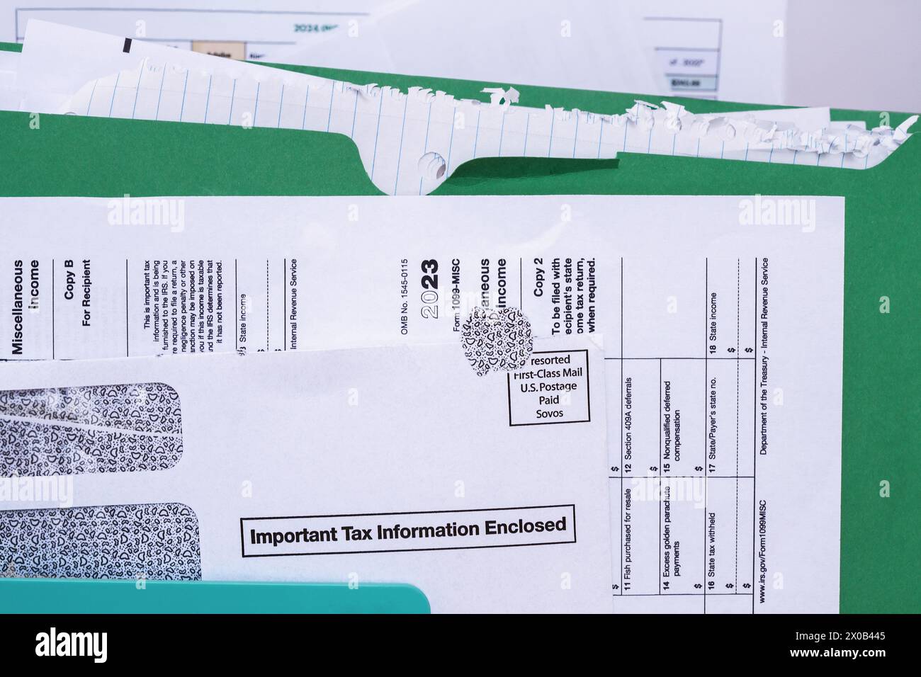 Chappaqua, NY - 9 avril 2024 : formulaire d'impôt sur le revenu AMÉRICAIN 1099-MISC pour les entrepreneurs indépendants. L'enveloppe contient des renseignements fiscaux importants concept fiscal Banque D'Images