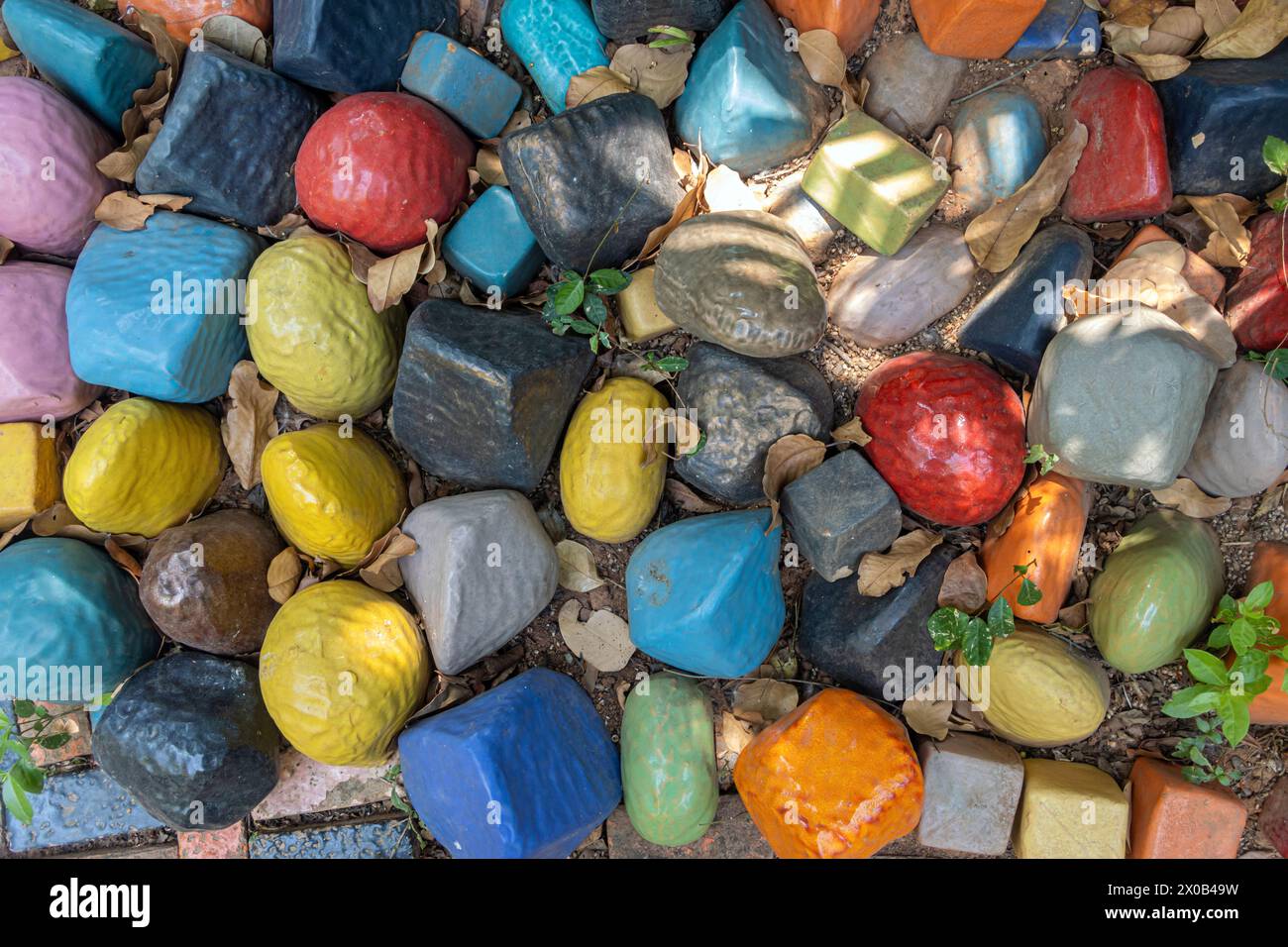 Une pierre colorée placée dans le sol Banque D'Images