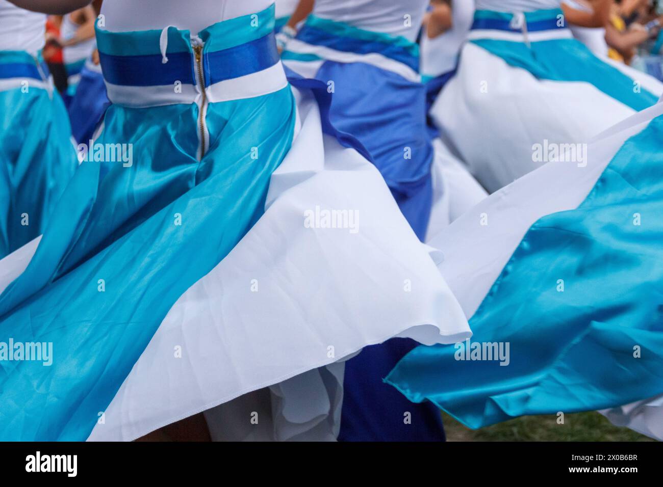 Des femmes de Maracatu, une activité artistique culturelle et religieuse brésilienne, se tenant par la main dans un geste de paix, de célébration, de respect et d’amitié Banque D'Images