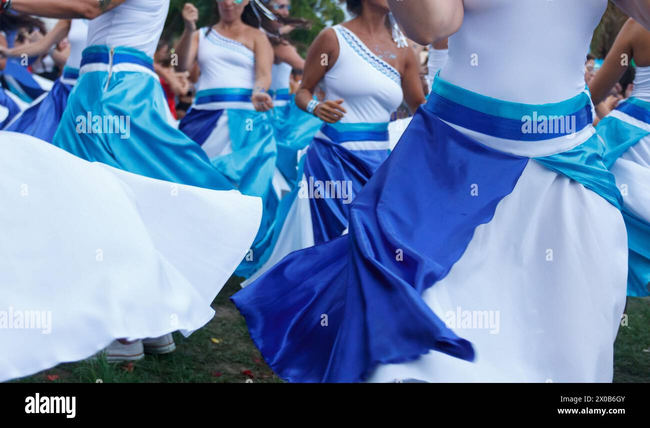Des femmes de Maracatu, une activité artistique culturelle et religieuse brésilienne, se tenant par la main dans un geste de paix, de célébration, de respect et d’amitié Banque D'Images