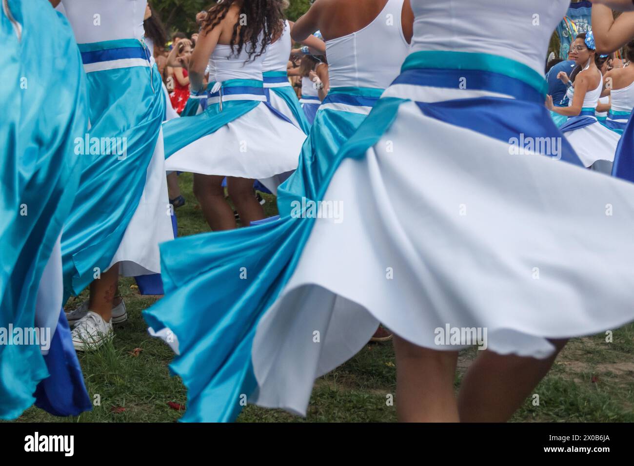 Des femmes de Maracatu, une activité artistique culturelle et religieuse brésilienne, se tenant par la main dans un geste de paix, de célébration, de respect et d’amitié Banque D'Images
