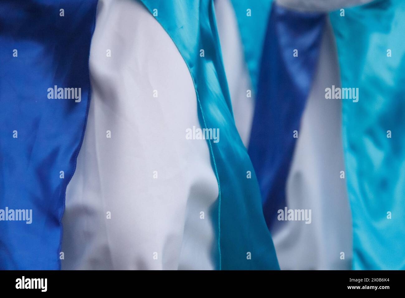 Des femmes de Maracatu, une activité artistique culturelle et religieuse brésilienne, se tenant par la main dans un geste de paix, de célébration, de respect et d’amitié Banque D'Images