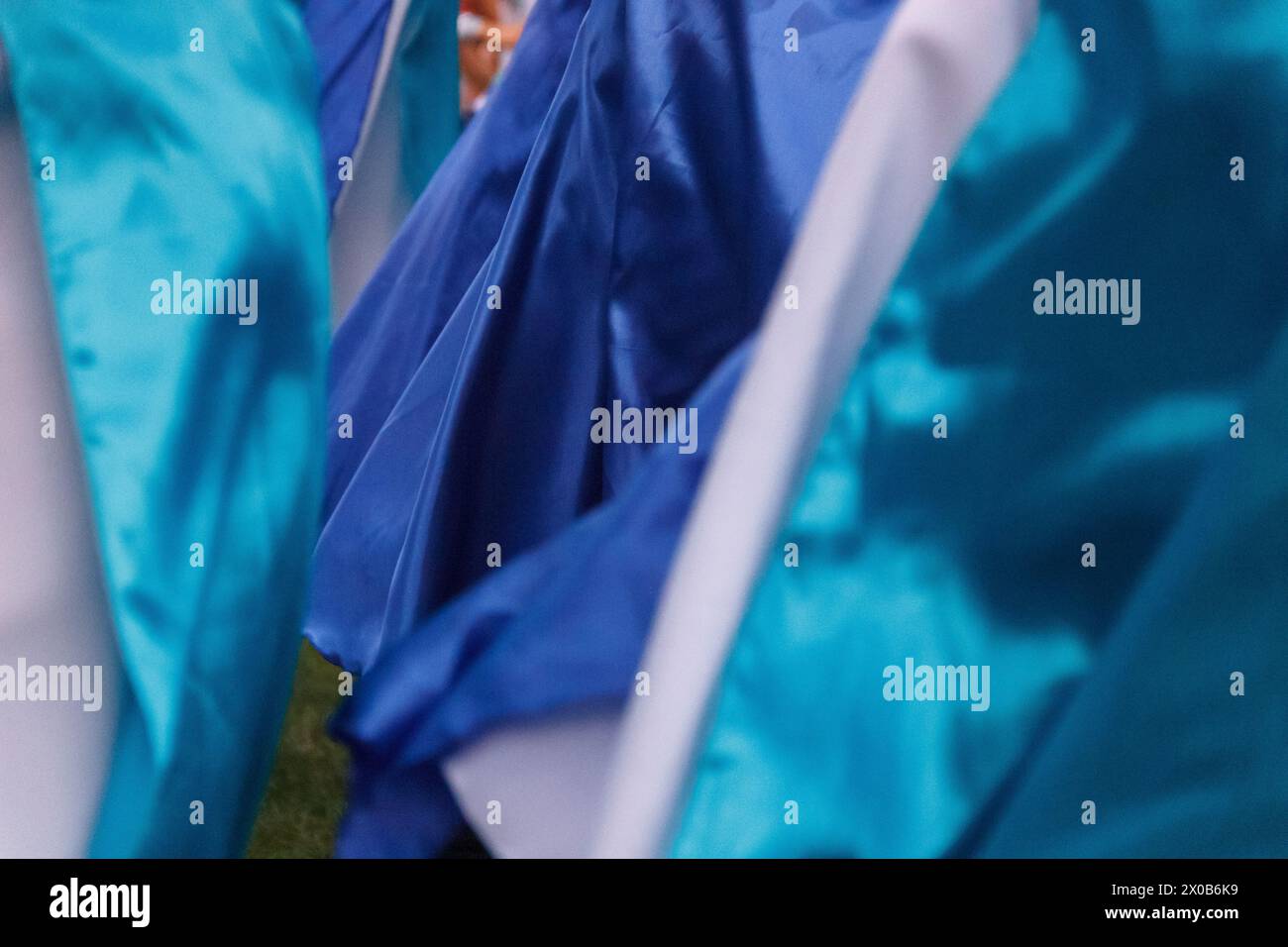 Des femmes de Maracatu, une activité artistique culturelle et religieuse brésilienne, se tenant par la main dans un geste de paix, de célébration, de respect et d’amitié Banque D'Images
