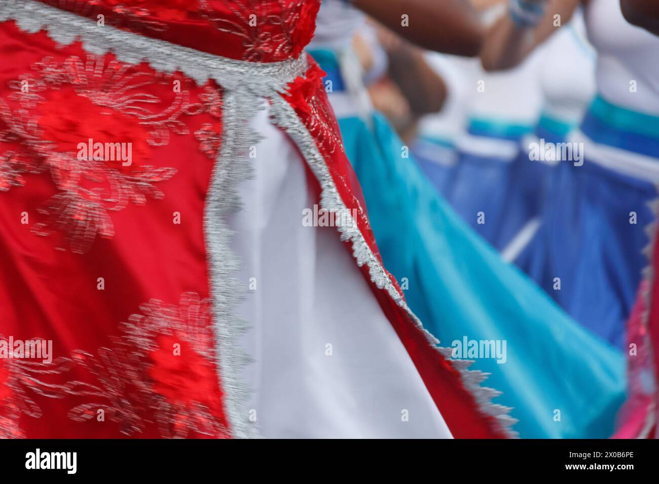 Des femmes de Maracatu, une activité artistique culturelle et religieuse brésilienne, se tenant par la main dans un geste de paix, de célébration, de respect et d’amitié Banque D'Images