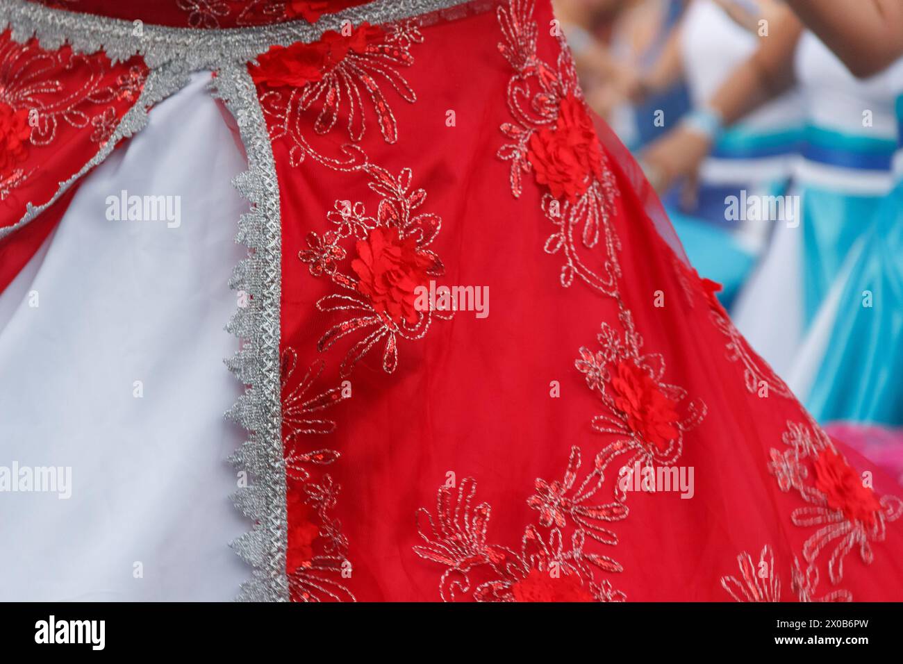 Des femmes de Maracatu, une activité artistique culturelle et religieuse brésilienne, se tenant par la main dans un geste de paix, de célébration, de respect et d’amitié Banque D'Images