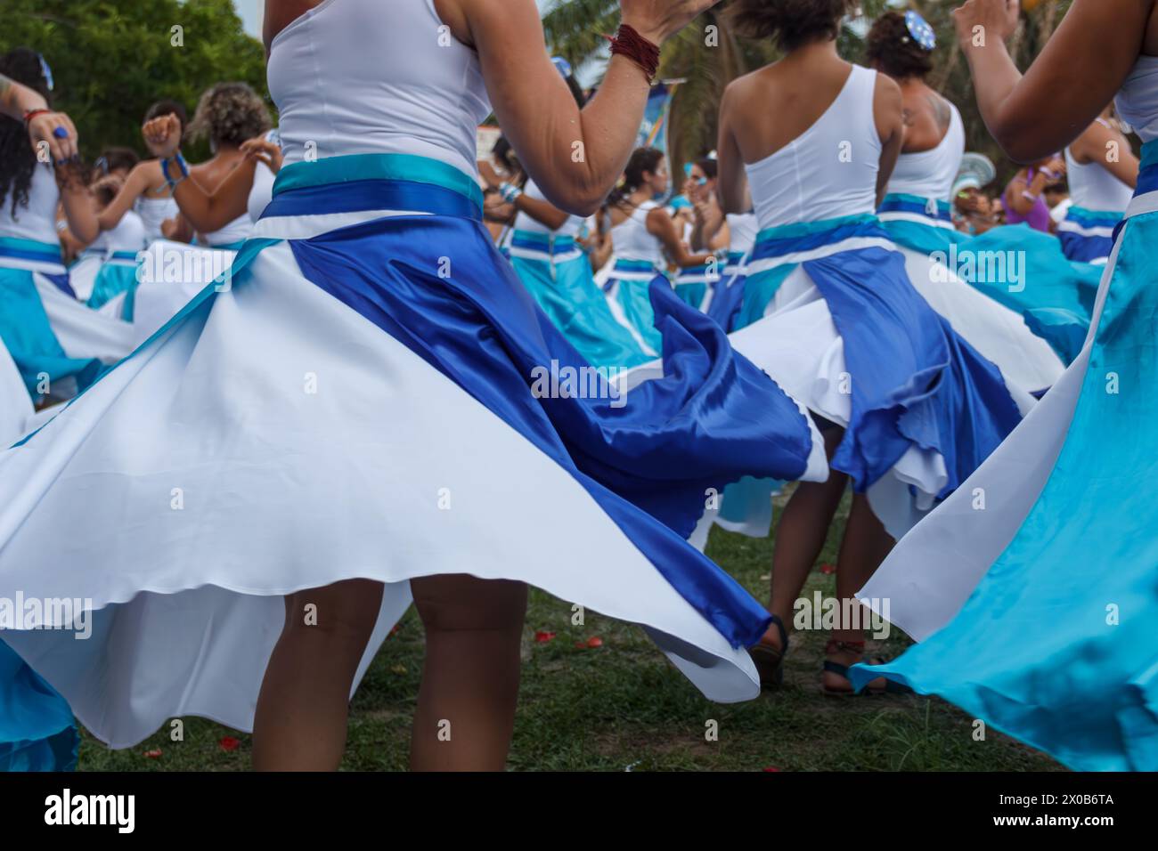 Des femmes de Maracatu, une activité artistique culturelle et religieuse brésilienne, se tenant par la main dans un geste de paix, de célébration, de respect et d’amitié Banque D'Images