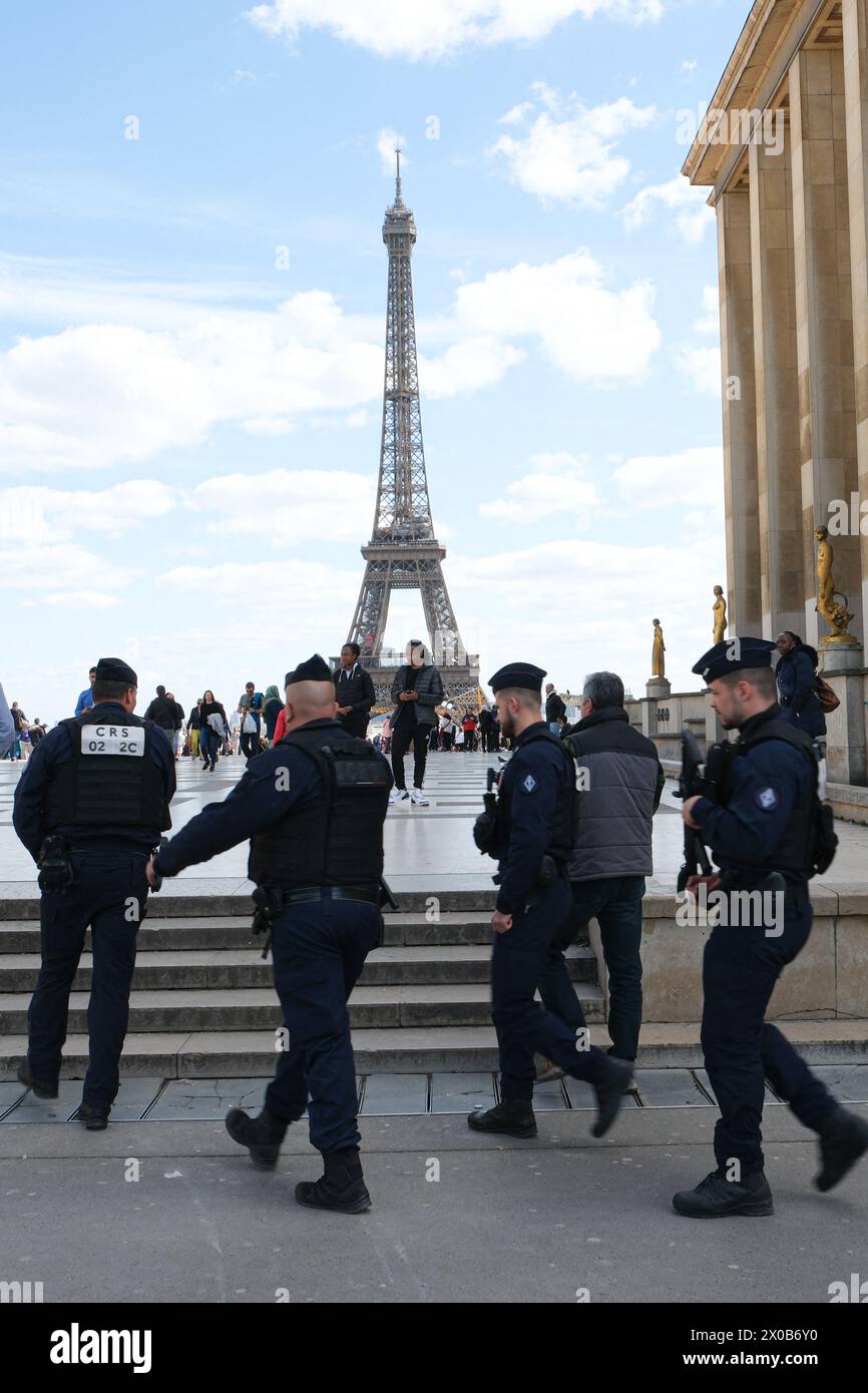 Paris, France. 10 avril 2024. Des policiers français gardent l'esplanade du Trocadéro près de la Tour Eiffel. La sécurité a été renforcée dans tout Paris en préparation des Jeux Olympiques de Paris 2024 à Paris, France, le 10 avril 2024. Photo de Marie Hubert Psaila/ABACAPRESS.COM crédit : Abaca Press/Alamy Live News Banque D'Images