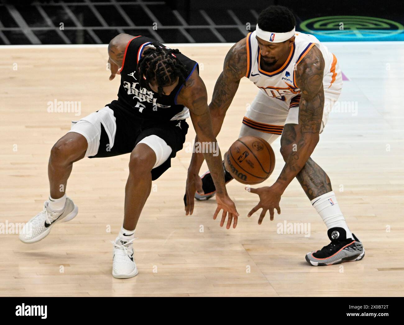 Los Angeles, États-Unis. 10 avril 2024. Le garde des Phoenix Suns Bradley Beal (R) vole le ballon à la garde des Los Angeles Clippers Bones Hyland (5) lors de la deuxième mi-temps au Crypto.com Arena de Los Angeles le mercredi 10 avril 2024. Photo par Alex Gallardo/UPI crédit : UPI/Alamy Live News Banque D'Images