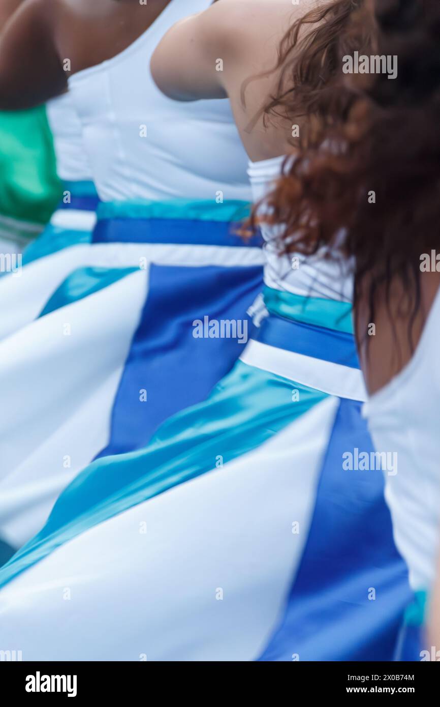 Des femmes de Maracatu, une activité artistique culturelle et religieuse brésilienne, se tenant par la main dans un geste de paix, de célébration, de respect et d’amitié Banque D'Images