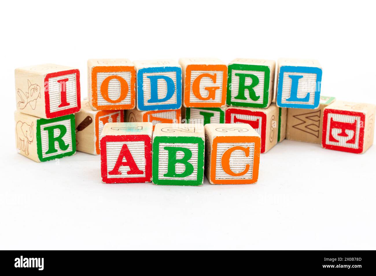 Blocs de lettres en bois multicolores avec alphabets ABC sont sélectifs focalisés isolés sur fond de bois blanc Banque D'Images