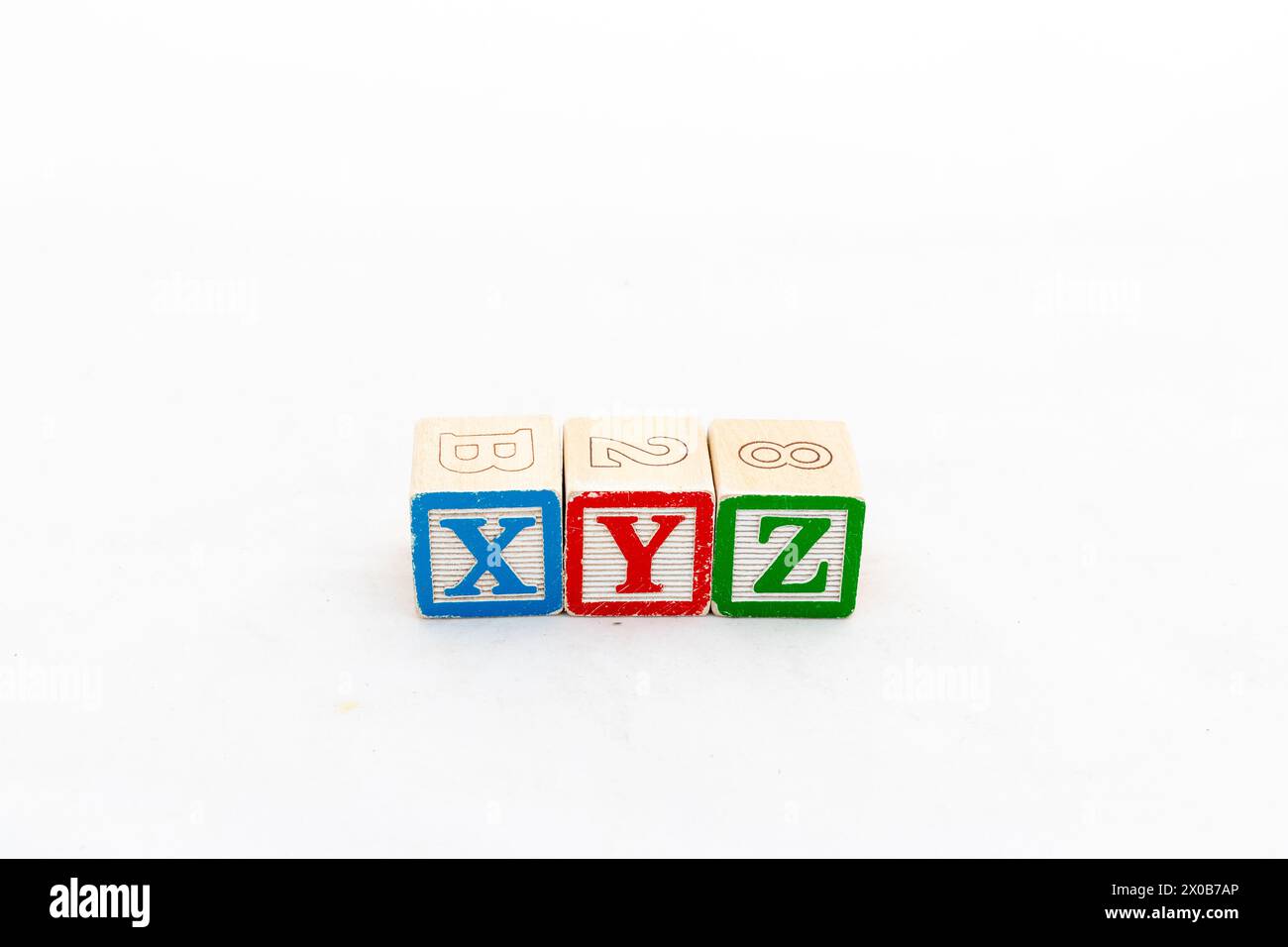 Alphabets blocs X, y et Z en bleu, rouge et vert isolé sur fond blanc. Banque D'Images