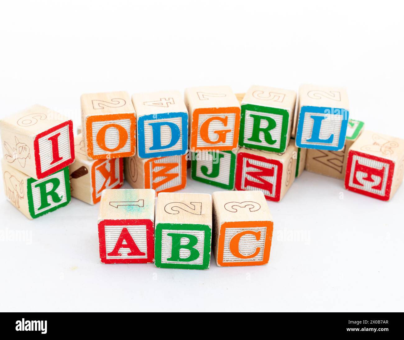 Alphabets ABC lettre sélective focalisé isolé sur fond blanc Banque D'Images