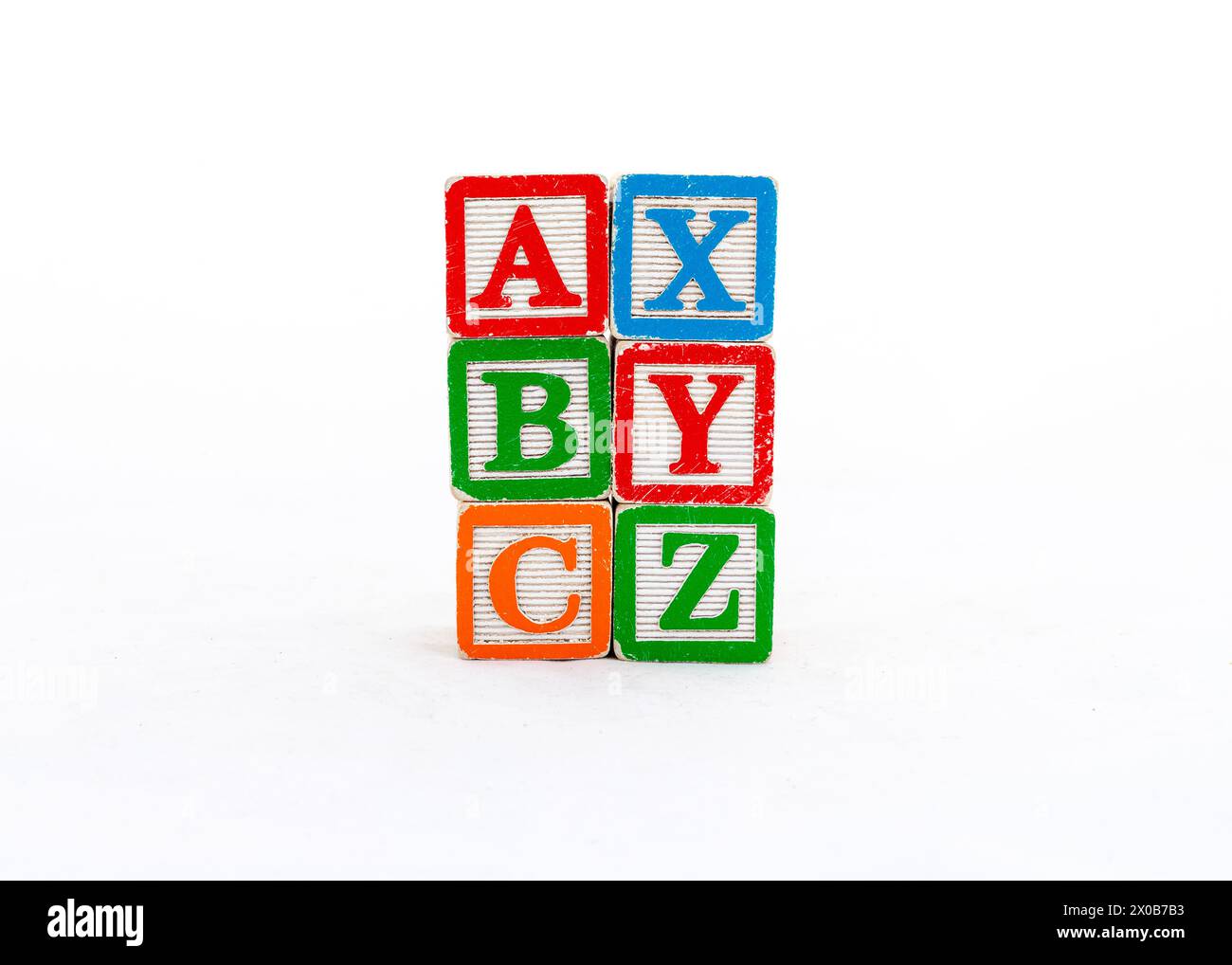Blocs ABC et XYZ empilés et isolés sur fond blanc Banque D'Images