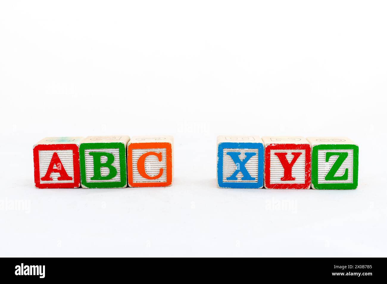 Blocs en bois alphabet ABC et XYZ. Mise au point sélective avec espace de copie. Banque D'Images