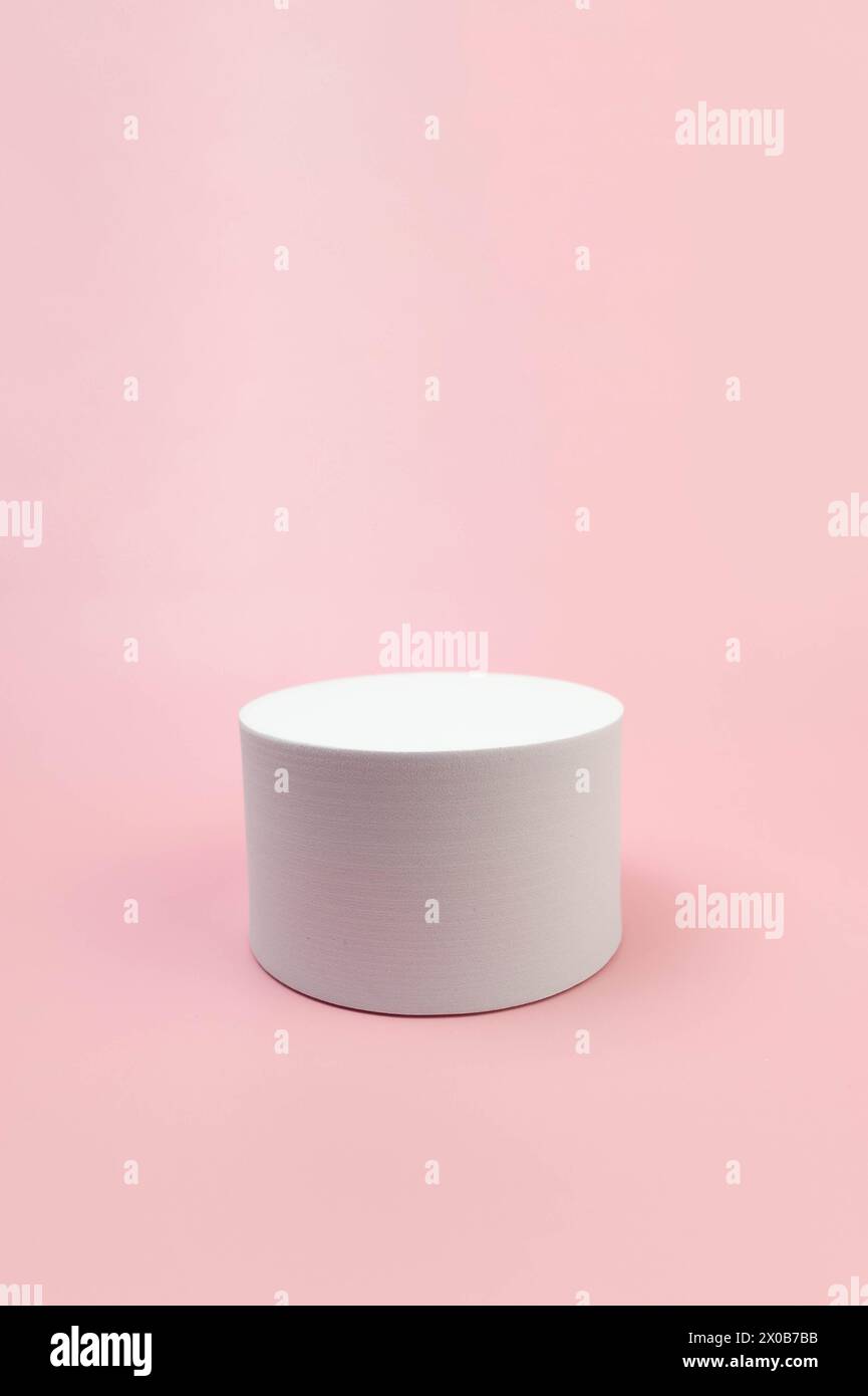 Podium rond blanc sur fond rose. Forme abstraite géométrique pour la présentation de produits cosmétiques. Copier l'espace. Banque D'Images