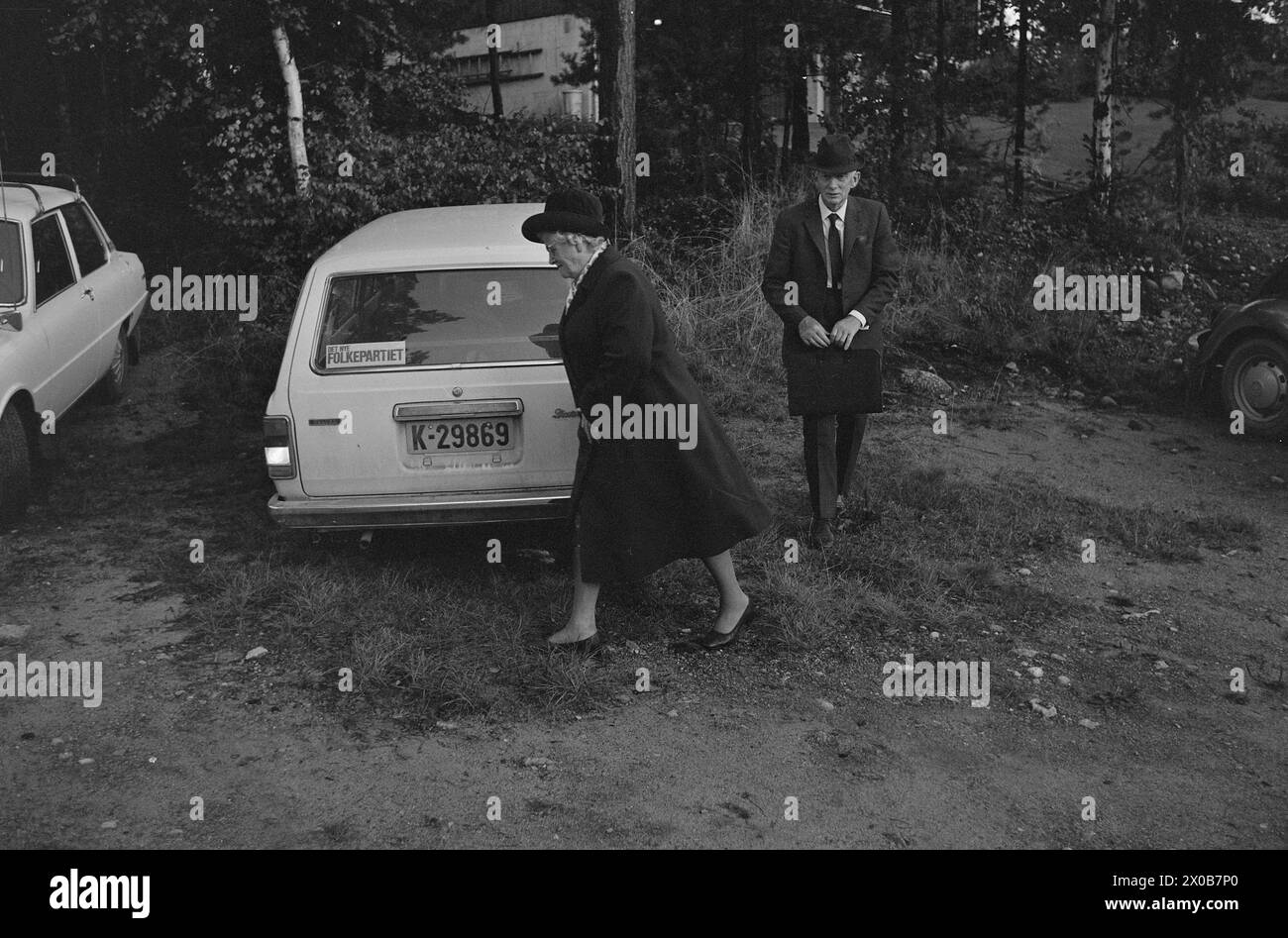 Aktuell 36-2-1973 : de holder kokenDet er 57 år siden Einar Gerhardsen pour første gang deltok i en valgkamp. Nå er han 75 år, men slåss fortsatt i fremste linje. Også i andre partier de gamle Med. Kjell Bondevik, 72 år, og Bent Røiseland, 71 år, spiller viktige roller i kampen. Aktuell har fulgt hver av dem én dag. Bend Røiseland, født 11. oktober 1902. Sønn av bonde Bent Bentsen Røiseland og Otilde Josefine Solås. Cadeau 1929 Med Bertha Langeland. Gardbruker i Holum fra 1925. Likningssekretær 1936—1940. Medlem av Holum herredstyre 1932-1940. Formann i Mandals fellesforening pour Det norske M Banque D'Images