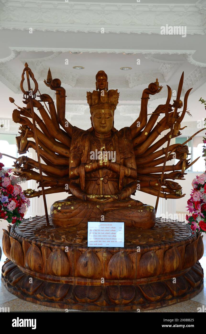 Guishan Guanyin de Thousand Hands ou Guan Yin bodhisattva déesse chinoise pour les thaïlandais visite respect prier bénédiction à Wat Huay Pla Kang te Banque D'Images