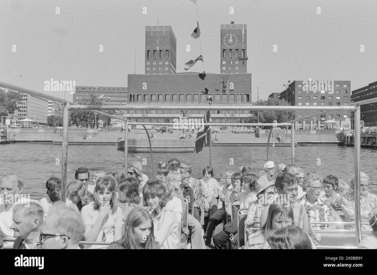 Aktuell 27-5-1973 : Turist-Oslo : rømmegrøt og bunadHva får turistene se når de kommer til landets hovedstad? Aktuells médarbeider Berit Eriksen har fulgt noen av de tradisjonelle oppleggene – 'forkledd' som turist. Tourisme hører Med. FRA sjøen får man et glimrende utsyn over Oslos mange lagerhus. Noen kornsiloer hører også Med. Foto : ODD Ween / Aktuell / NTB ***FOTO IKKE BILDEBEHANDLET*** ce texte a été traduit automatiquement! Banque D'Images